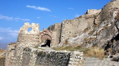 Van Kalesi'nden Depremin İzleri Siliniyor