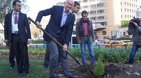 Papandreou Gezi Parkı'na Ağaç Dikti