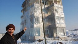 Sibirya Soğuklarına Karşı Binasını Naylonla Kapladı! 