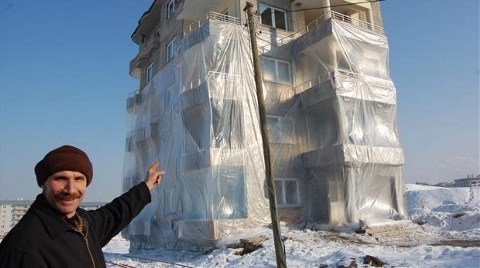 Sibirya Soğuklarına Karşı Binasını Naylonla Kapladı! 