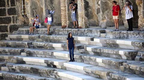 Aspendos Restorasyonuna 'Mutfak Mermeri' Eleştirisi 