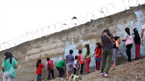 Zengin Mahallesi ile Yoksul Mahallesini Dikenli Tellerle Ayırdılar!