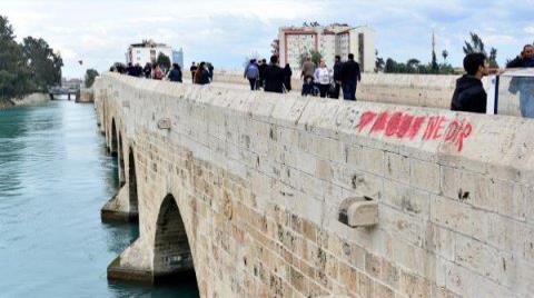 Tarihi Taşköprü'ye Spreyle Yazı Yazdılar