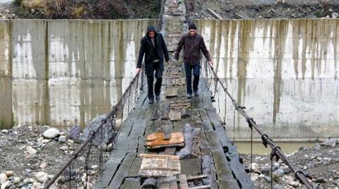 Asma Köprü, Duble Yol İnşaatının Üzerinde Kaldı