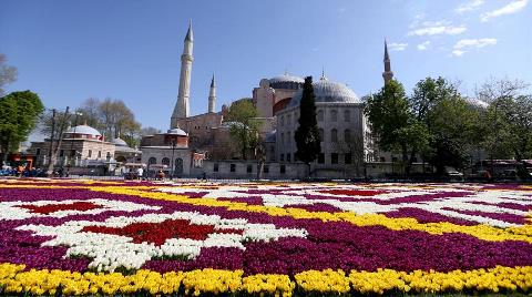 Sultanahmet'te 'Lale Halısı' Hazırlandı