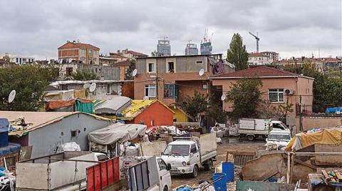 "Bu Evleri Deniz Kumuyla Yaptık, Ayakta Zor Duruyor"