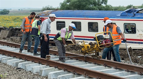 Tren Kazası Bölgesinde Raylar Yenileniyor