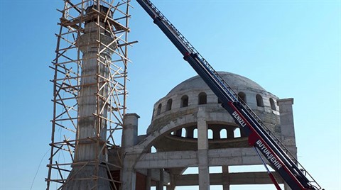 Cami İnşaatında Minareden Düşen İşçi Ağır Yaralandı