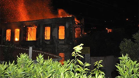 İzmir'de Tarihi Konak Yandı