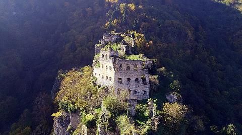 Vadinin Zirvesindeki Manastır: Kuştul