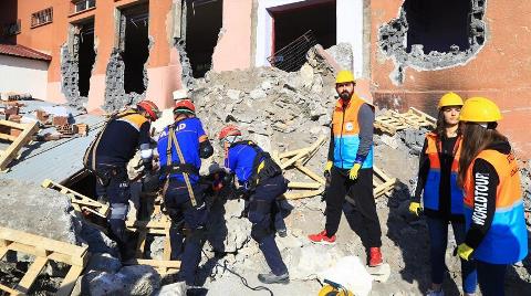 Yıkım Kararı Verilen Okulda Deprem Tatbikatı