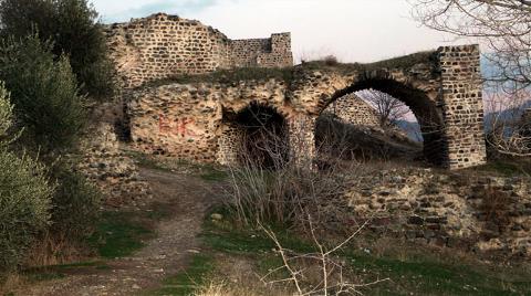 Tarihi Niksar Kalesi'nin Surlarındaki Yazılar Tepki Çekti