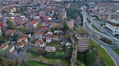 Surların Üzerine Gecekondu