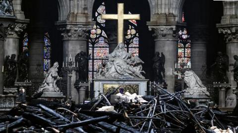 Notre Dame Katedrali'nin İçi Yangın Sonrası Görüntülendi