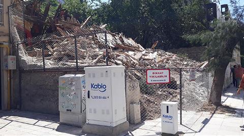 İzmir'de Çöken Bina Çevresine Tel Örgü Çekildi