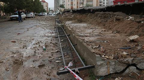 Sağanak Yağış Sitenin 30 Metrelik Bahçe Duvarını Yıktı