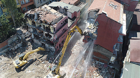 Kağıthane’de Yoğun Güvenlik Önlemli Riskli Bina Yıkımı