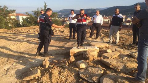 Temel Kazısında Roma Dönemine Ait Mezar Taşı Bulundu