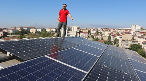 Evinin Çatısında Ürettiği Elektriği Dağıtım Şirketlerine Satıyor