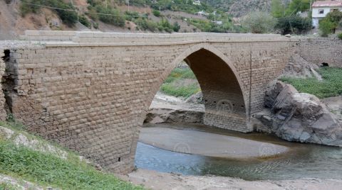 Sular Çekilince Tarihi Köprü Ortaya Çıktı