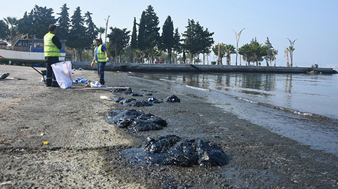 Aliağa'da Petrol Sızıntısı, Sahilde Kirliliğe Neden Oldu 