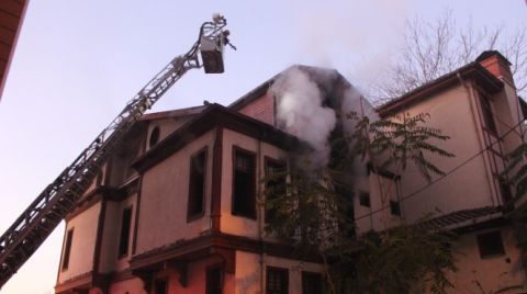 İzmit'te Tarihi Ahşap Binada Yangın Çıktı