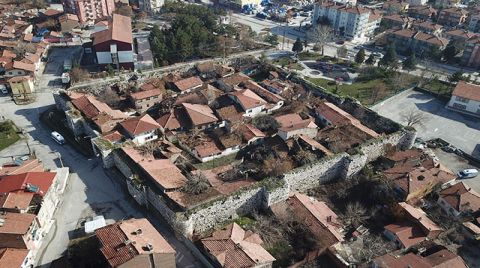 Çorum Kalesi İçindeki Metruk Yapıların Yıkımına Başlandı