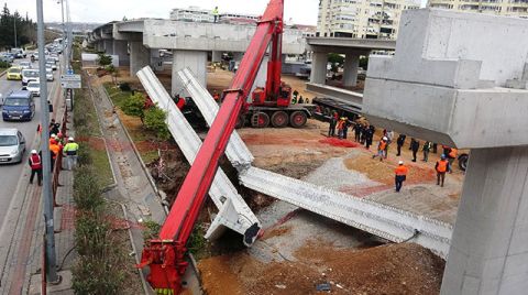 Vinç Kırıldı; Beton Bloklar Kamyonetin Üzerine Düştü