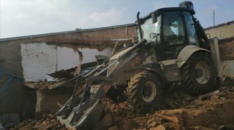 Malatya'da Ağır Hasarlı Evler Kontrollü Şekilde Yıkılıyor