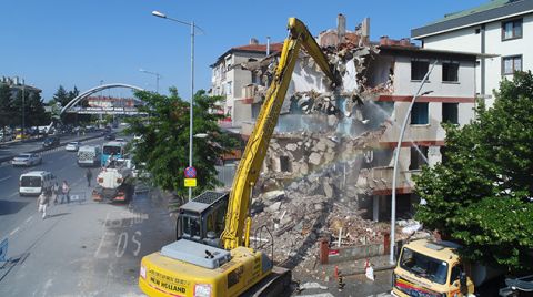 Büyükçekmece'de Riskli Bina Belediye Ekiplerince Yıkıldı