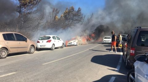 İzmir'de Otluk Alandaki Yangın Araçlara Sıçradı