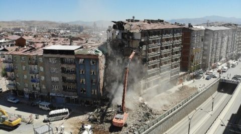 Elazığ'da Yıkımlar Hızlandırıldı