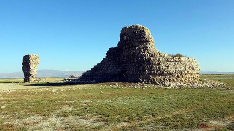 Van Gölü Çekilince Erciş Kalesi Ortaya Çıktı