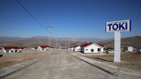 Malatya'da Depremzedeler için Yapılan Köy Tipi Konutlar Yükseliyor