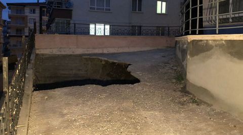 Otoparkında Göçük Oluşan Apartman Tahliye Edildi