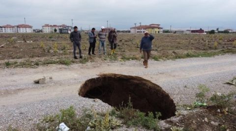 Afyon'da Endişe Yaratan Göçük ve Yarıklar Oluştu