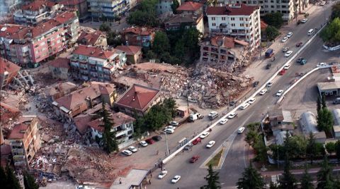 Bakan Kurum'dan, 17 Ağustos Depremi Mesajı