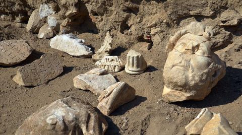 Aydın'daki Kazılarda Hadrianus Heykelinin Parçaları Bulundu