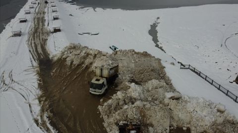 Suyu Çekilen Beyşehir Gölü'ne Kamyonlarla Kar Dökülüyor