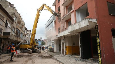 Kocaeli'de Ağır Hasarlı Binaların Yıkımı Sürüyor