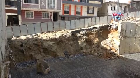 Arnavutköy'de İnşaatta Toprak Kayması