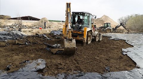 Edirne'de Asfalt Şantiyesinden Sızan Zift Temizleniyor