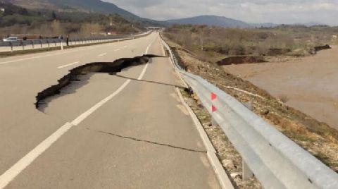 Bir Yol Daha Çöktü