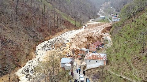 Trabzon'da Heyelan Sonucu 5 Bina Toprak Altında Kaldı