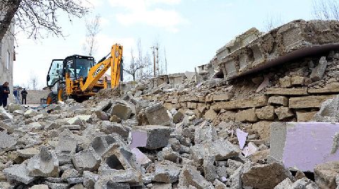 Van'da Kaçak Göçmenlerin Kaldığı Metruk Evler Yıkıldı