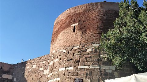 Ankara Kalesi’ndeki Çatlaklar Büyüyor