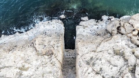 Van Gölü'ndeki Çekilmeyle Kayaya Oyulmuş Liman Ortaya Çıktı