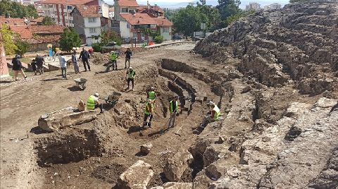 Zile Kalesi’ndeki Antik Tiyatro Gün Yüzüne Çıkarılıyor