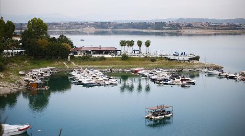 Seyhan Baraj Gölü'ndeki Kaçak Yapılar Kıyıya Çekiliyor