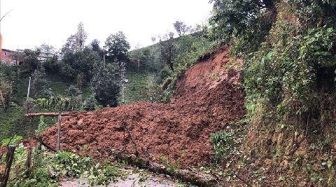 Rize'de Toprak Kayması Nedeniyle Köy Yolları Kapandı